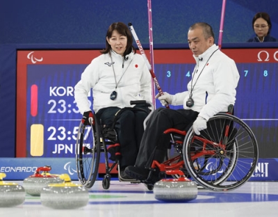 写真：【日本―韓国】第１エンド、言葉を交わす小川亜希（左）、中島洋治組＝コルティナダンペッツォ（共同）