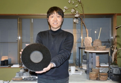 写真：墓石や石碑などの端材を活用した食器を持つ稲垣遼太さん＝愛知県岡崎市