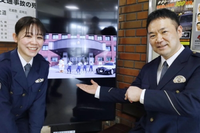 写真：公開された動画を示す笹川弘信巡査部長（右）と江口みづき巡査＝２月、旭川市