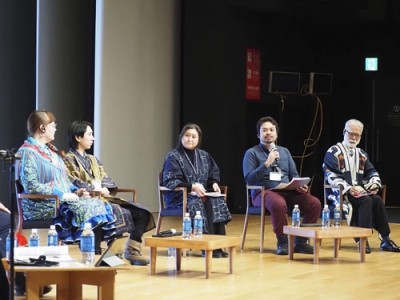 写真：国際シンポジウム「先住民族×博物館」で議論する参加者＝２月、白老町