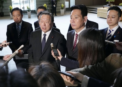 写真：高市首相と面会後、記者団の取材に応じる自民党の浜田靖一（中央左）、日本維新の会の前原誠司（同右）両安全保障調査会長＝６日午前、首相官邸