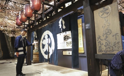 写真：大丸心斎橋店の開業３００周年を記念し、館内に再現された呉服店として営業していた当時の店先のブース＝６日午前、大阪市中央区