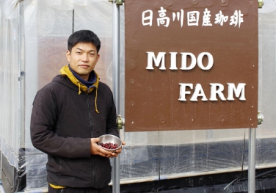 写真：看護師と兼業で農園を営む道仙信也さん＝１月、和歌山県日高川町