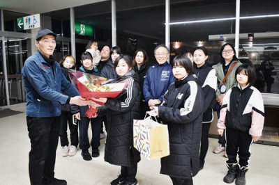 写真：閉店後の店舗で竹橋店長（左）に感謝の花束を届ける地域住民ら