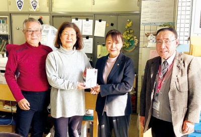 写真：支援金を寄付する島田代表（右から２人目）（提供写真）