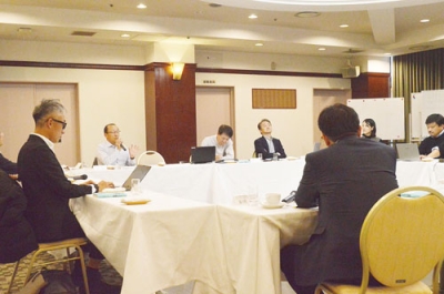 写真：議論を交わすヘルスケア企業の経営者ら