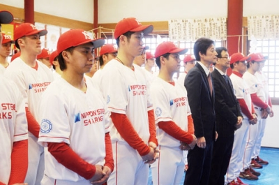 写真：輪西神社で必勝祈願する室蘭シャークスの選手ら