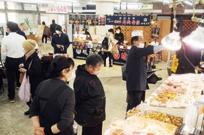 写真：各地の名物が並び、市民らでにぎわう「うまいもの市」