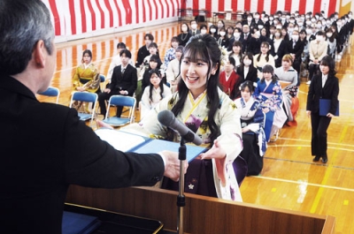 写真：卒業証書を受け取る市立室蘭看護専門学院の卒業生