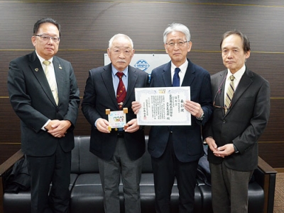 写真：野田社長（左端）から賞状などが伝達された美術館をささえる会の児玉会長（右から２人目）、鈴木副会長（同３人目）、佐藤館長