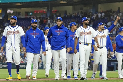 写真：オランダに勝利したベネズエラの選手ら＝マイアミ（共同）