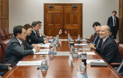 写真：会談する赤沢経産相（左端）とラトニック米商務長官（右端）＝６日、ワシントン（米商務省のＸから、共同）