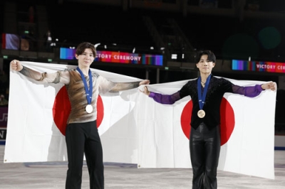 写真：日本男子初の２連覇を果たした中田璃士（左）と３位に入った西野太翔＝タリン（共同）