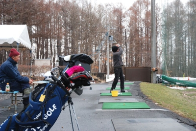 写真：屋外練習場でシーズン入りに備えるゴルファーたち