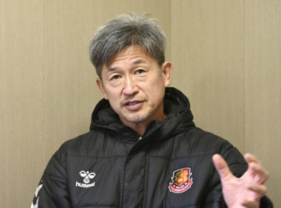 写真：インタビューに応じるサッカーＪ３福島ユナイテッドの三浦知良選手