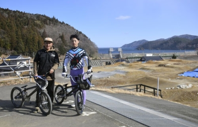 写真：佐々木瑠海さん（右）と桑野孝則さん＝２月、岩手県大船渡市