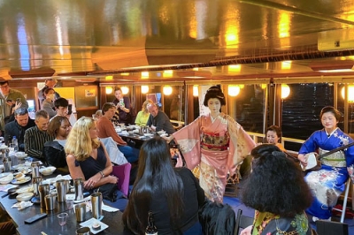 写真：クルーズ船で外国人観光客をもてなす芸者ら＝２０２４年４月