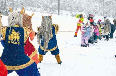 写真：湯鬼神と綱引き対決をする子どもたち