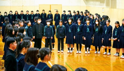 写真：卒業式本番に向け合唱を練習する生徒たち