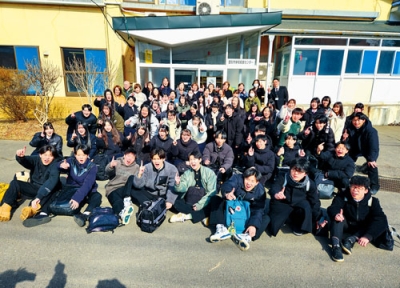 写真：給食センター職員らと記念撮影をした幌別中３年生たち（提供写真）