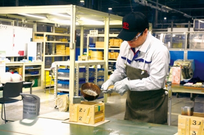 写真：鋳造を体験する金澤市長