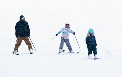 写真：シーズン最後の滑りを楽しむ家族