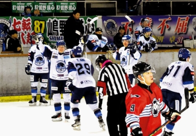 写真：【日鉄室蘭－釧路厚生社】残り１分で決まった追加点に沸く選手たち＝帯広の森アイスアリーナ