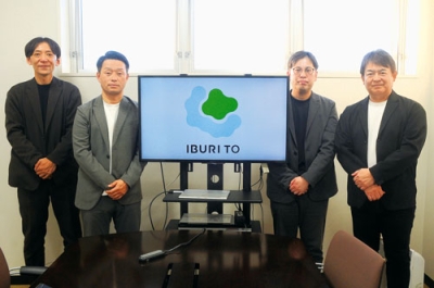 写真：設立した一般社団法人「ＩＢＵＲＩＴＯ」の代表理事の煤孫氏（左から２人目）ら関係者