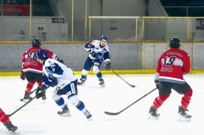 写真：【日鉄室蘭ー釧路厚生社】第１ピリオド７分、２点目のロングシュートを放つＦＷ谷（中央）＝帯広の森アイスアリーナ