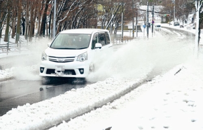 写真：水しぶきを上げて走る車＝７日午前１１時半ごろ、室蘭市御前水町２
