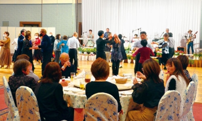 写真：チャリティーダンスパーティーで親睦を深める参加者ら