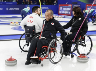 写真：英国に敗れた小川亜希（右）、中島洋治組＝コルティナダンペッツォ（共同）