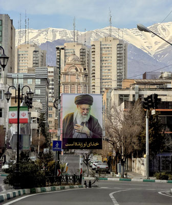 写真：７日、イラン・テヘランで掲げられた最高指導者ハメネイ師の肖像（ゲッティ＝共同）