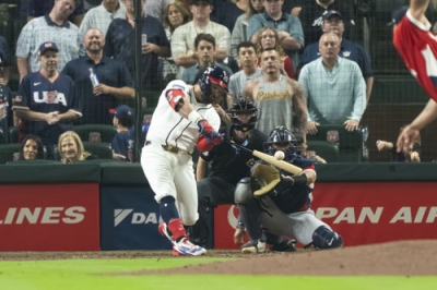 写真：英国戦の５回、２ランを放つ米国のシュワバー＝ヒューストン（ゲッティ＝共同）