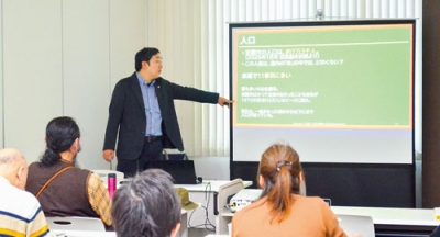 写真：室蘭の成り立ちや魅力を解説する講師の山田さん