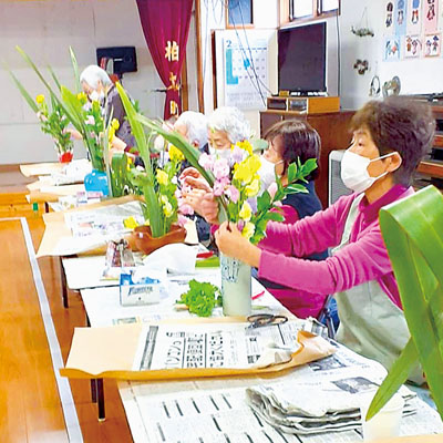 写真：生け花を楽しむ参加者（提供写真）