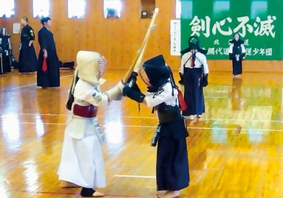 写真：勝利を目指し稽古の成果を発揮する剣士たち