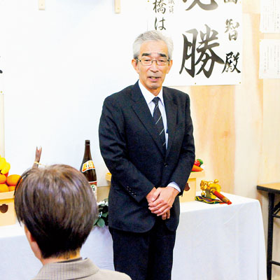 写真:町長選への決意を述べる大西氏