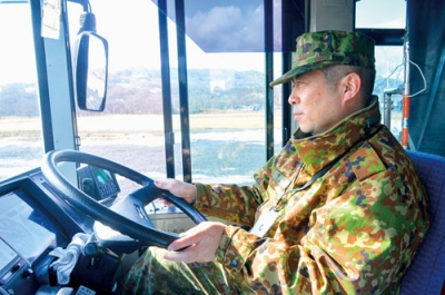 写真：バスの運転を体験する自衛官