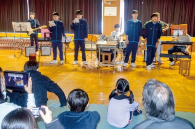 写真：観客に練習の成果を披露する生徒たち