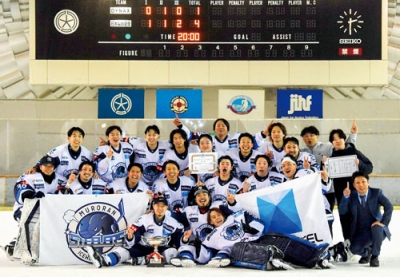 写真：３大会ぶりに王座奪還を果たした「室蘭スティーラーズ」＝帯広の森アイスアリーナ