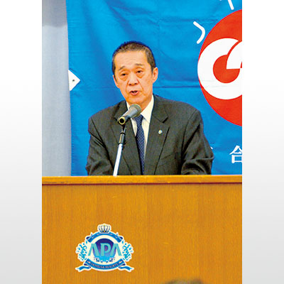 写真：総決起集会であいさつする日西会長