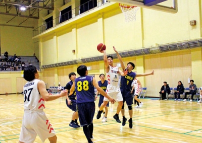 写真：【男子決勝】ディフェンスをかわしシュートを放つ選手