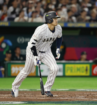 写真：５回日本無死、右飛に倒れた大谷＝東京ドーム