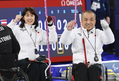 写真：エストニアに勝利し、喜ぶ小川亜希（左）、中島洋治組＝コルティナダンペッツォ（共同）