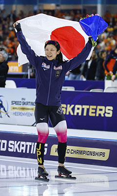 写真：スピードスケート世界選手権の女子オールラウンド部門で総合３位になった高木美帆＝８日、オランダ・ヘーレンフェイン（共同）