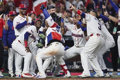 写真：オランダ戦の７回、Ｊ・ソトの２ランでコールド勝ちを決め喜ぶドミニカ共和国の選手ら＝マイアミ（ゲッティ＝共同）