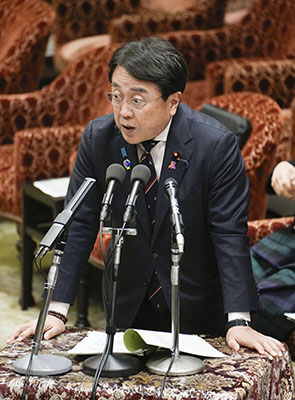 写真：衆院予算委で答弁する赤沢経産相＝９日午前