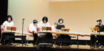 写真:練習の成果を発揮する「風雅」のメンバー