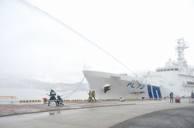 写真：海水を利用した消火活動の訓練に当たる消防隊員ら